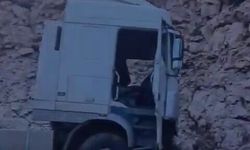Siirt-Batman kara yolunda yoldan çıkan tır kaza yaptı: 1 yaralı