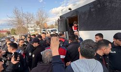 Siirt'te annesinin cenaze törenine katılan Fadıl Akgündüz ile ekipler arasında tartışma