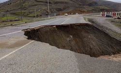 Siirt'te şiddetli yağışların ardından yol çöktü, heyelan meydana geldi