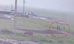 Silahla çevreye defalarca ateş eden 3 çocuğun hayrete düşüren anları kamerada