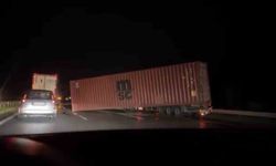 Şimşekler geceyi aydınlatırken, fırtına zor anlar yaşattı