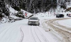 Sinop'ta kar yağışı etkili oldu, sürücüler zor anlar yaşadı
