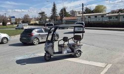 Ters yöne girmeye çalışan üç tekerlekli elektrikli araç kaza yaptı