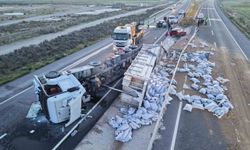 Tır refüje devrildi, yardım etmek için duran araca başka araç çarptı: 6 yaralı