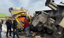 Tırların çarpıştığı feci kaza kamerada