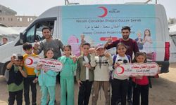 Türk Kızılay'dan çocuklara şekerleme ve tatlı ikramı