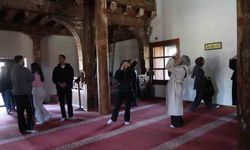 Üniversite öğrencileri, UNESCO Dünya Miras Listesi'nde Çivisiz Cami'ye hayran kaldı