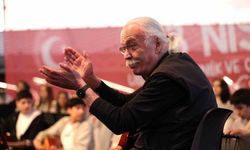 Usta sanatçı Cahit Berkay gençlerle aynı sahneyi paylaştı