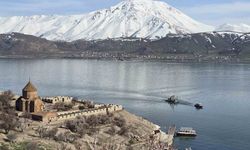 Van Gölü'nde sular çekildi, Akdamar'daki iskele yenileniyor