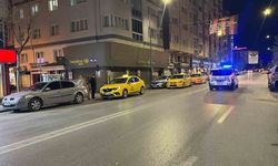 'Yan bakma' kavgasında bıçaklanan 1 kişi ağrı yaralandı