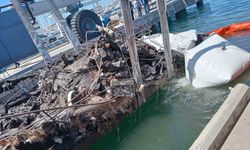 Yanan teknelerin enkazları kaldırılıyor