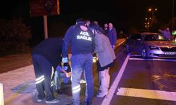 Yardım için durdular, kendilerine küfür edilince alkollü sürücüyü ve arkadaşını darp ettiler