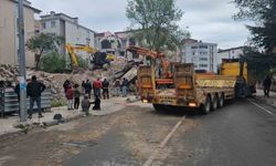 Yıkım esnasında iş makinesi devrildi