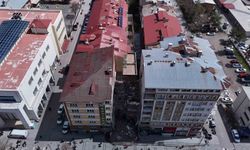 Yıkım esnasında zarar görüp tahliye edilmişti, tehlike saçmaya devam ediyor