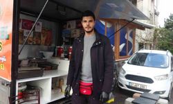Yıllarca izlediği videolara özenen genç, hevesle başladığı işinde 1 buçuk metrekarelik seyyar tezgahında ekmek parasını kazanıyor