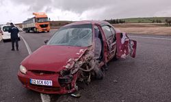 Yolda kayan araç karşı şeride geçerek araçla çarpıştı: 2 yaralı