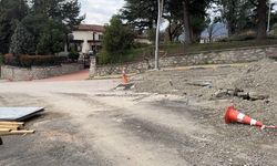 Yolda oluşan çatlaklar valilik konutunu geçici olarak boşalttırıyor