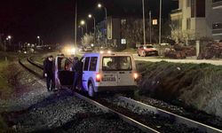 Yolu karıştırıp tren raylarına giren sürücünün tehlikeli anları