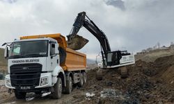 Yüksekova'da heyelan nedeniyle tek şeridi 19 gündür kapalı olan yol temizleniyor