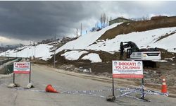 Yüksekova'da heyelan: Trafik 3 gündür tek şeritten sağlanıyor