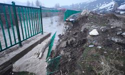 Yüksekova'da istinat duvarı çöktü