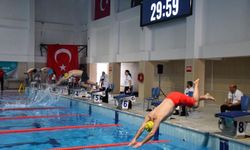 Yüzücüler kıyasıya yarıştı