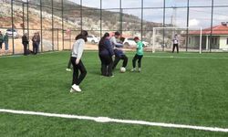 Zey köyünde çocuklar tozdan ve çamurdan kurtulup halı sahaya kavuştu