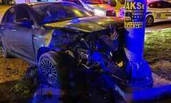 Zonguldak'ta otomobil önce araca, ardından yön direğine çarptı: 2 yaralı