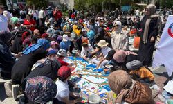2 bin 200 öğrenci sanat festivalinde 50 metrelik dev brandayı boyadı