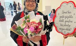 35 yıl sonra eğitim hayatına döndü, üniversite mezuniyetinin sevincini yaşadı
