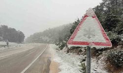 Afyonkarahisar'da kar ulaşımı aksattı
