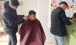 Altıntaş'ta özel eğitim öğrencilerinin saç bakımlarını kuaför öğrenciler yaptı