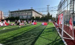 Anneler Günü'nde çocuklarına penaltı attılar