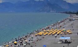 Antalya sahillerinde bayram yoğunluğu ikinci günde artarak devam etti