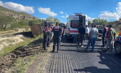 Asfalt çalışmasında kamyon devrildi, sürücü yaralandı