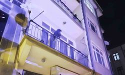 Ayrıldığı erkek arkadaşı evi bastı, kadın alt katın balkonuna atladı