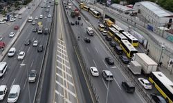 Bahçelievler'de İETT Otobüsü arızalandı, trafik nedeniyle vatandaş yol ortasında otobüs bekledi