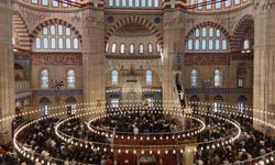 Bakan Güler Selimiye Camii'nde vatandaşlarla bayramlaştı