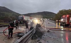 Bariyerlere çarparak yanan otomobilin sürücüsü feci şekilde can verdi