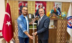 Belediye Başkanı Demirtaş, başarılı sporcu zabıta memurunu tebrik etti