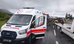Beyşehir'de devrilen minibüsün sürücüsü yaralandı