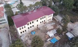 Çal'daki tarihi mektep restorasyonunda işçiler arasında kavga çıktı; 4 yaralı