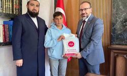 Cami inşaatına kumbarasını bağışlayan genç ödüllendirildi