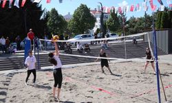 Denizi olmayan Bolu'da plaj voleybolu oynadılar
