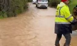 Dere taşkını yolu esir aldı, araçlar kontak kapattı