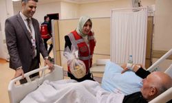 Devlet Hastanesi'nde hastaların yüzünü güldüren ziyaret