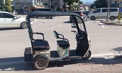 Devrilen elektrikli motosikletteki 3 kişi yaralandı