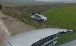 Diyadin'de direksiyon hakimiyetini kaybeden sürücü şarampole uçtu