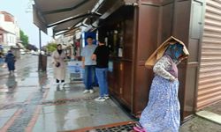 Edirne'de sağanak yağış: Vatandaşlar karton ve poşetle yağmurdan korunmaya çalıştı