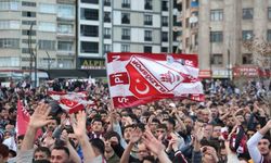 Elazığ'da binlerce taraftar, dev ekranda maçı izledi